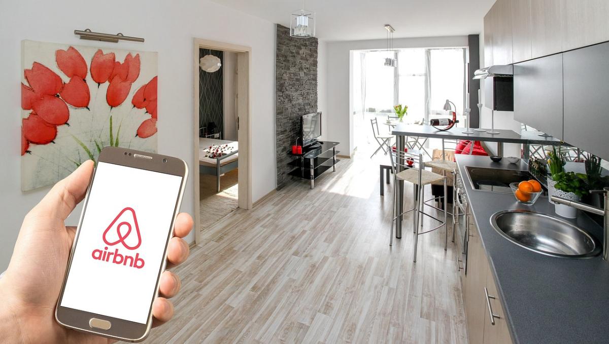 Face aux contraintes européennes, Airbnb mise sur le long terme