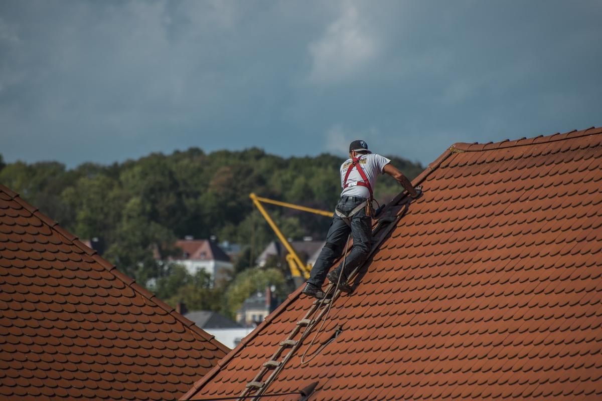 Gouttière de toiture : comment bien la choisir et la poser ?